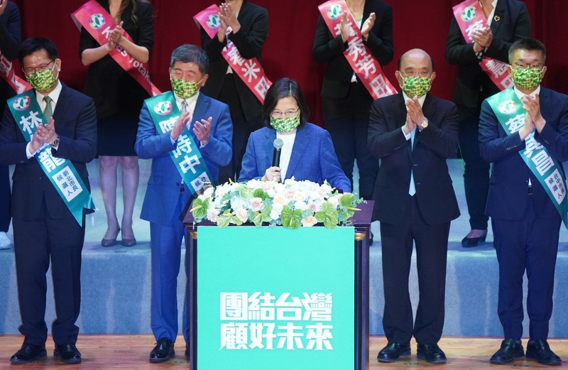 蔡英文總統17日(前中)在民進黨全代會致詞時表示，希望全黨抓緊機會大力宣傳，讓「民主前進挺18」。(圖：中央社)