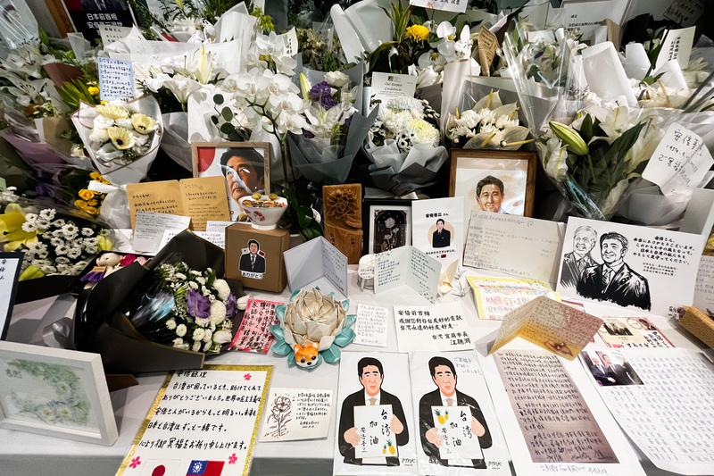 前日本首相安倍晉三遇襲身亡，許多台灣民眾特地獻花與手作卡片至日本台灣交流協會追思。 (圖：中央社)