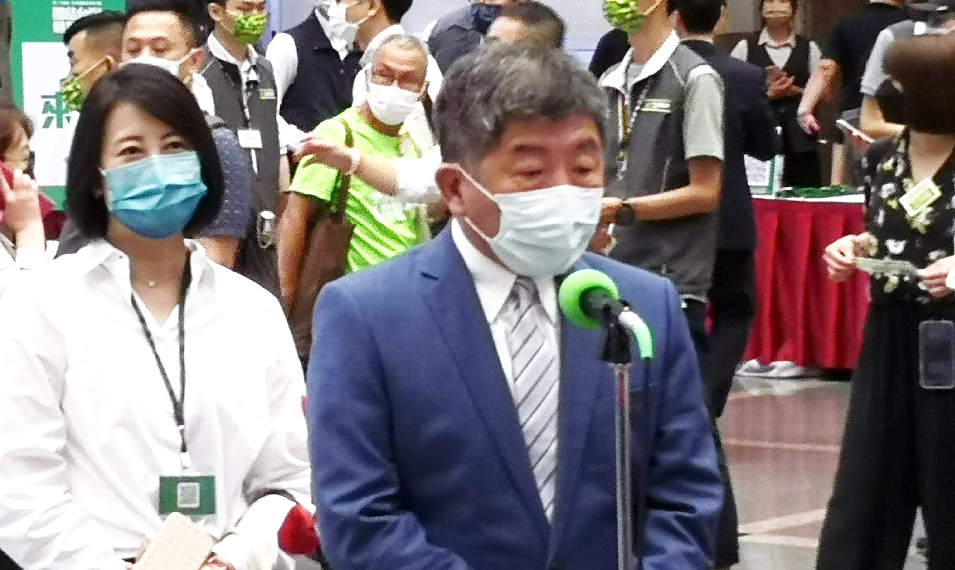 民進黨台北市長參選人陳時中(前)17日被問到若當選是否會續辦「雙城論壇」時，表示若有辦的價值，就應該辦，否則就不用辦了。(劉玉秋攝)