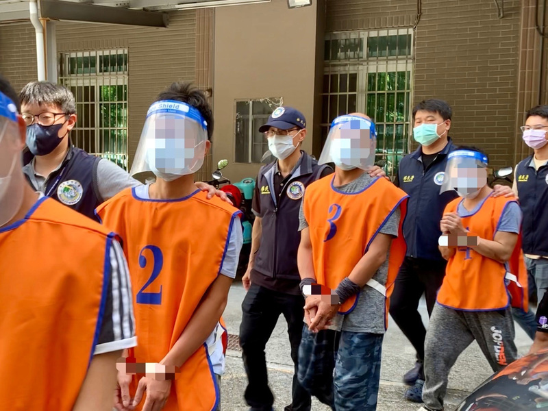 越南籍逾期滯台男子阿伸非法仲介移工在中南部從事農務工作，阿伸及7名非法雇主、9名移工最近遭移民署移請地方政府裁處。（民眾提供） (圖：中央社)