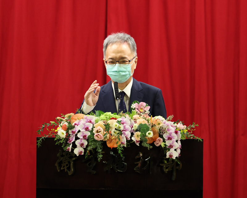 衛生福利部卸、新任部長交接典禮18日在台北舉行，新任部長薛瑞元（右）致詞表示，相信以他在雙和醫院、屏東縣政府衛生局任職的經驗，加上衛福部團隊幫忙，有信心做好部長工作。 (圖：中央社)