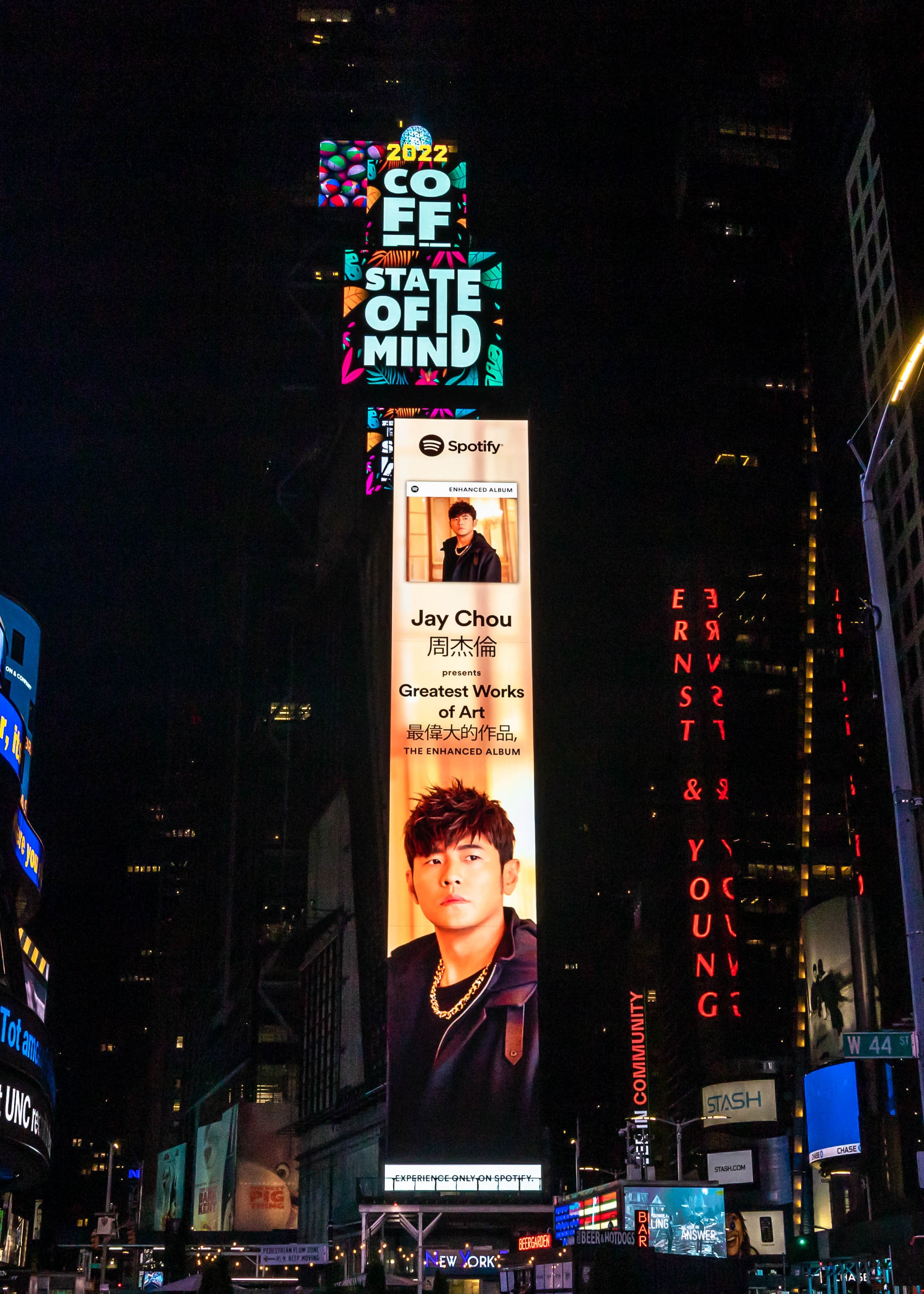 數位音樂串流平台Spotify在紐約時代廣場Times Square 25層樓高的巨幕上，秀出周杰倫巨型照片，為新專輯《最偉大的作品》宣傳造勢。(杰威爾音樂提供)