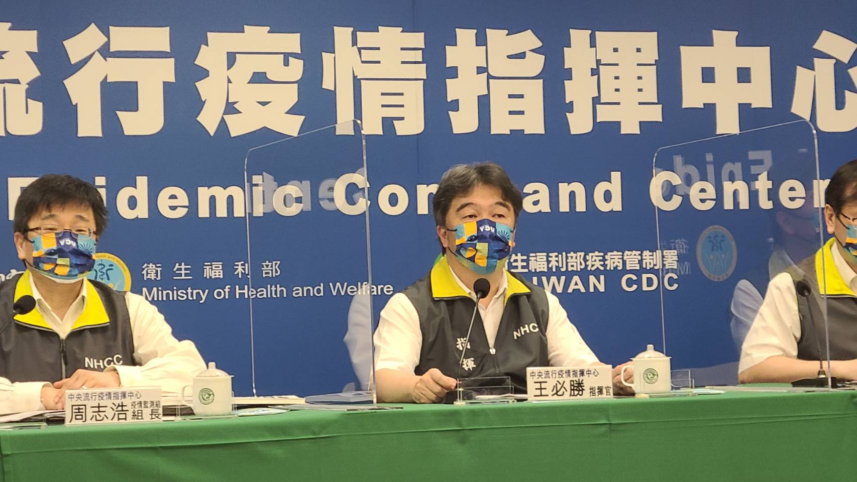 醫福會執行長王必勝(中)18日升任衛福部次長，同時接任中央流行疫情指揮中心指揮官，並首度主持疫情記者會。(江昭倫 攝)