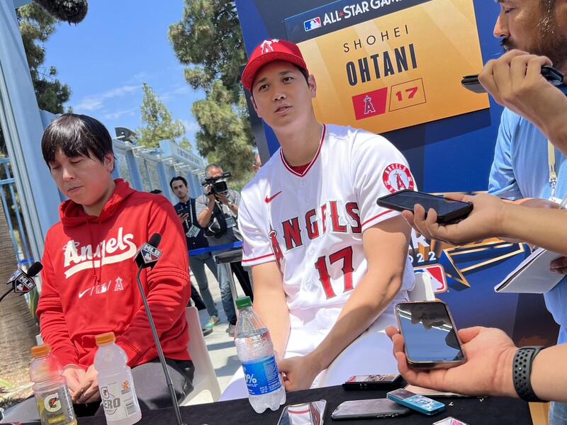 日本球星大谷翔平（中）入選美國職棒大聯盟明星賽，美西時間18日在明星賽前的暖身活動中接受媒體訪問，談到對台灣的印象。 (圖：中央社)
