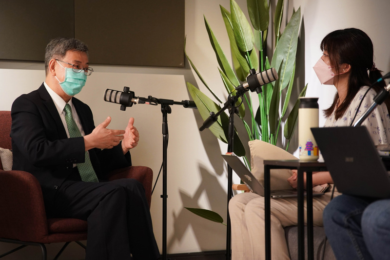 「蔡英文＆DPP」Podcast頻道「耳朵出遊不出油」19日釋出前副總統陳建仁（左）專訪，他肯定民進黨台北市長參選人陳時中的領導特質，對陳時中充滿信心。（民進黨提供） (圖：中央社)