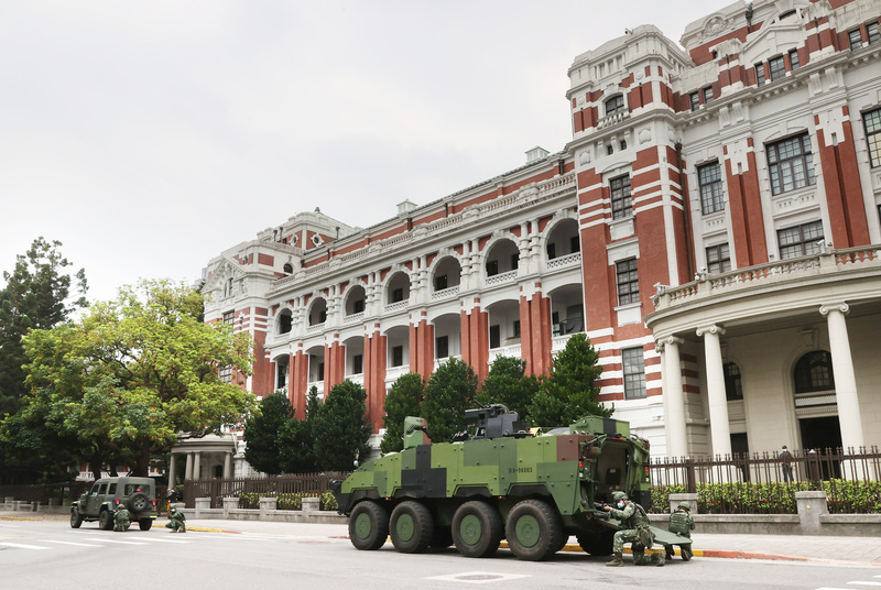 國軍漢光38號實兵演習將於25日展開，圖為國軍部隊19日在台北市博愛路總統府後方集結演練，提前暖身。 (圖：中央社)