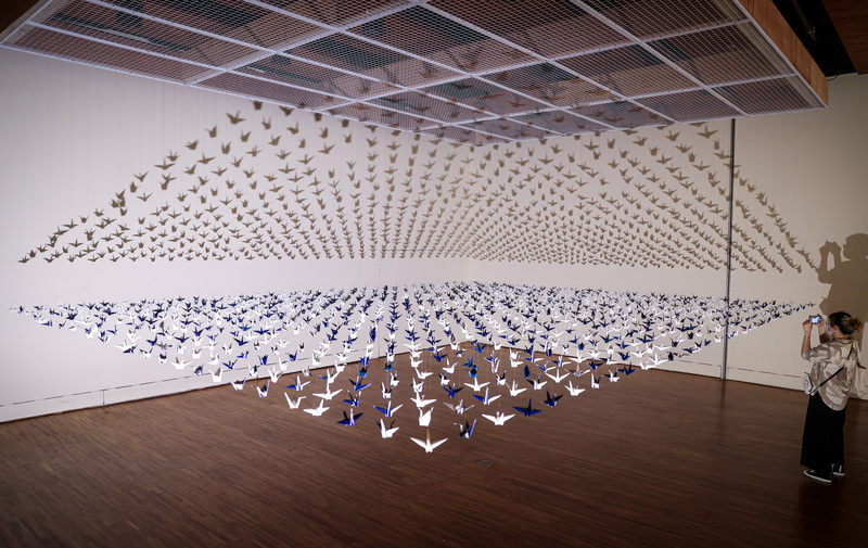 日本藝術家野老朝雄以「連結」為題，首度於台灣策劃個展，展覽現場展出「祈福千紙鶴」，表達祈求和平的心願。(圖：中央社)