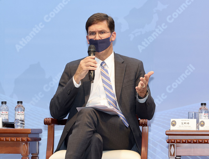 前美國國防部長艾斯培(Mark Esper)19日在外交部記者會時，建議台灣應大幅增加國防預算。 (圖：中央社)