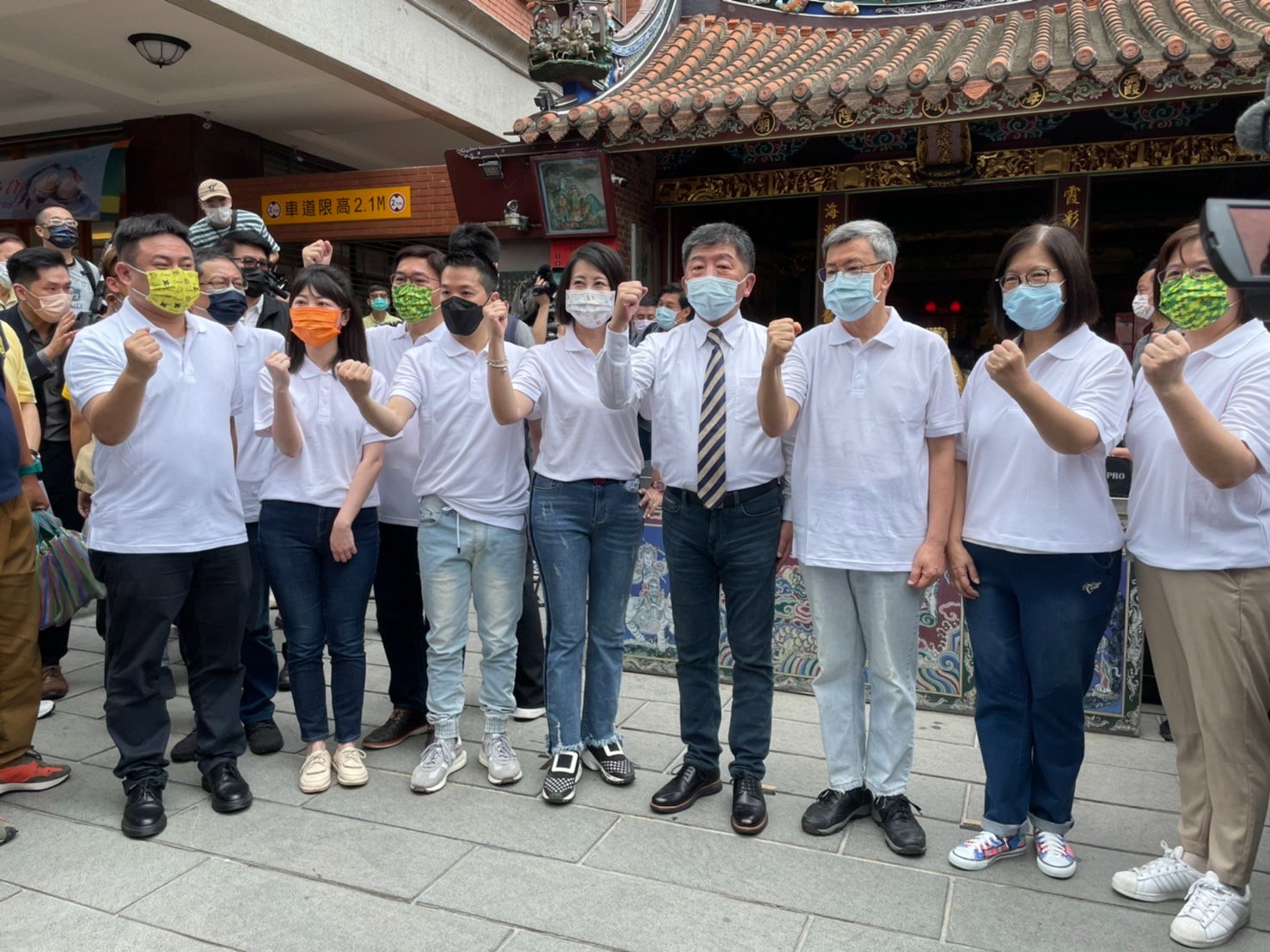 民進黨台北市長參選人陳時中19日公布完整競選團隊，由前副總統陳建仁出任競選總部主委、由立委吳思瑤出任競總總幹事、資深立委管碧玲為競總政策小組總召集人。（圖：劉玉秋攝）