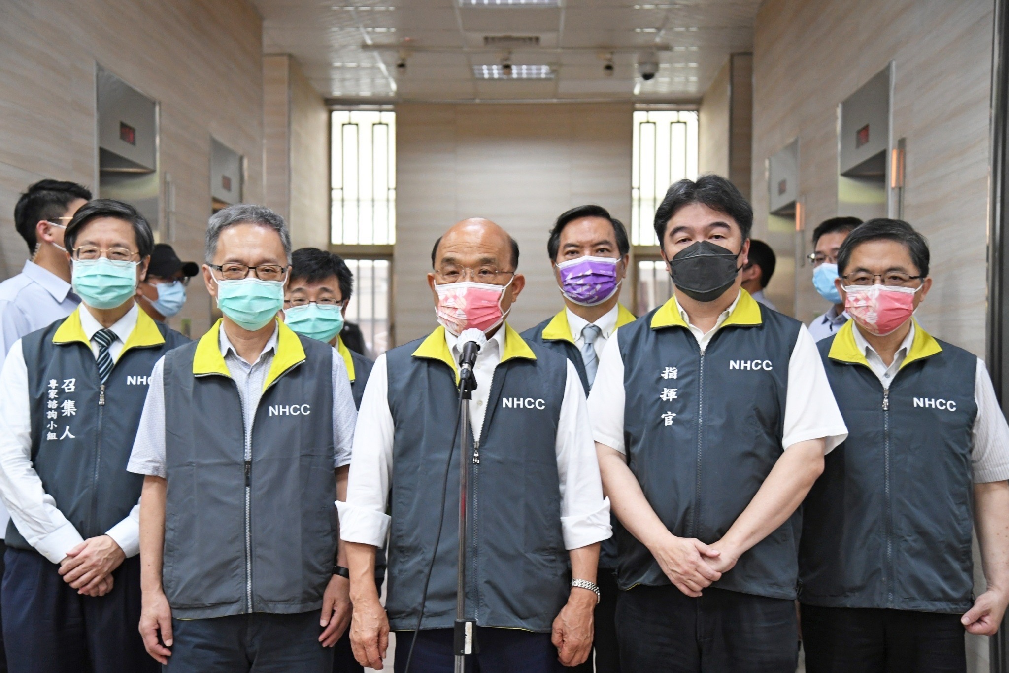 蘇貞昌19日上午到指揮中心出席「擴大防疫會議」，會前接受媒體訪問。(行政院提供)