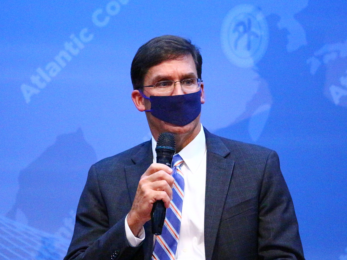 美國前國防部長艾斯培(Mark Esper)19日在外交部表示，美國會堅定支持台灣，但台灣也須提高國防預算，並持續強化自我防衛能力 (央廣記者王照坤 攝)