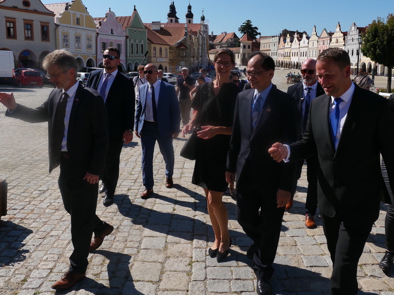 立法院長游錫堃（右2）在泰爾奇市長布爾尼克（Vladimir Brtnik，右1）的導覽下參觀古城。 (圖：中央社)