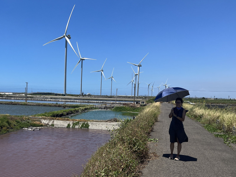 經濟部表示，今年底累積總數200座離岸風機目標不變。圖為民眾在彰化芳苑風力發動機前留影。 (資料照/中央社)