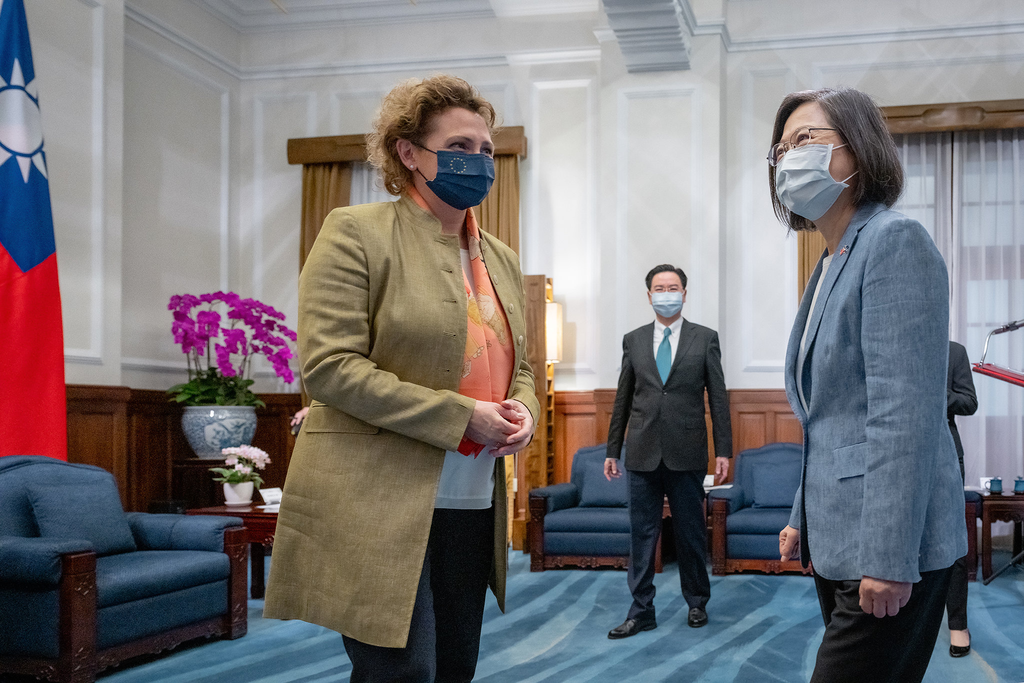 蔡英文總統20日接見歐洲議會畢爾副議長（Nicola Beer,左）訪問團。 (圖:總統府)