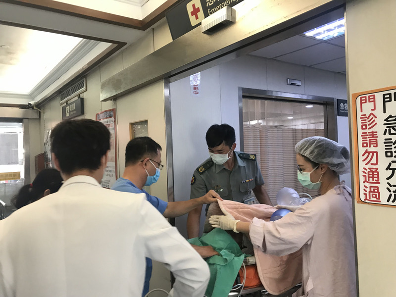 陸軍第八軍團裝甲564旅進駐屏東三軍聯訓基地演訓，21日上午進行CM11戰車鑑定，2名士官兵意外遭砲管撞擊，其中傷勢較重的全姓士兵經急救後仍在晚上9時22分不治。（民眾提供）(圖：中央社)