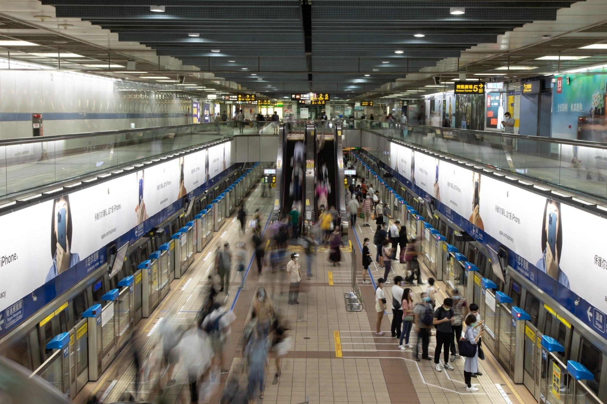 英國Time Out雜誌調查，全球50座城市運輸系統中，台北捷運擠進前10、排名第8。圖為忠孝復興站。(資料照/圖：台北捷運臉書)