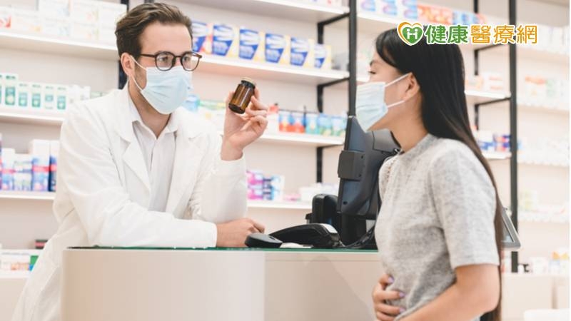 網路流傳一則「耐適恩（Nexium 40 mg）1顆+紅黴素（Erythromycin 500 mg）早晚各吃一次（成人劑量）。請把這處方傳出去。」的配方訊息，宣稱此配方可以治療新冠感染，這些偏方不但未經實證，達不到治療、預防的效果，甚至可能有害。(圖：健康醫療網 提供)