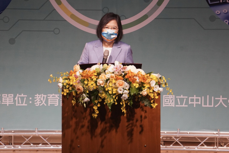 國立中山大學22日上午舉行「半導體及重點科技研究學院」揭牌典禮暨簽約儀式，總統蔡英文（圖）出席致詞。(圖：中央社)