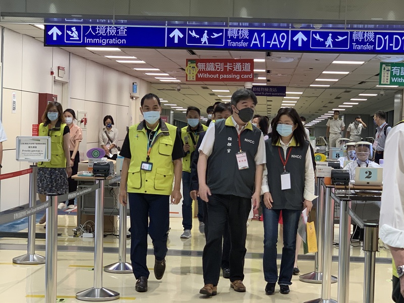 指揮中心指揮官王必勝（前中）22日前往桃園國際機場，視察旅客入境動線。 (圖：中央社)