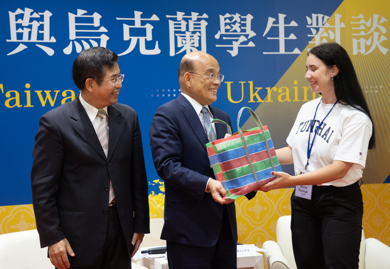 行政院長蘇貞昌（中）22日在行政院接見烏克蘭學生代表，並致贈禮品。圖左為教育部長潘文忠。 (圖：中央社)