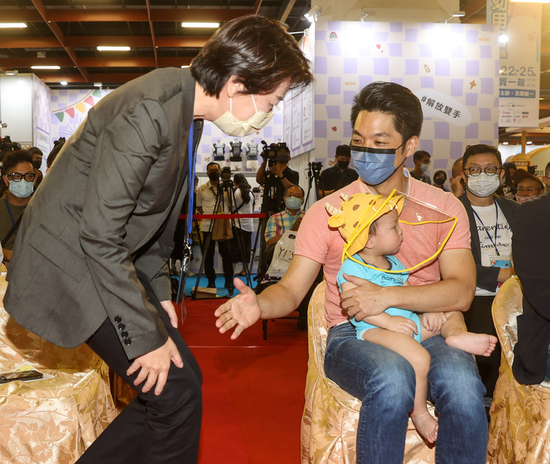 台北婦幼用品大展22日在台北世貿一館登場，台北市副市長黃珊珊、國民黨台北市長參選人蔣萬安都到場，黃珊珊見到蔣萬安的兒子直呼可愛。(圖：中央社)