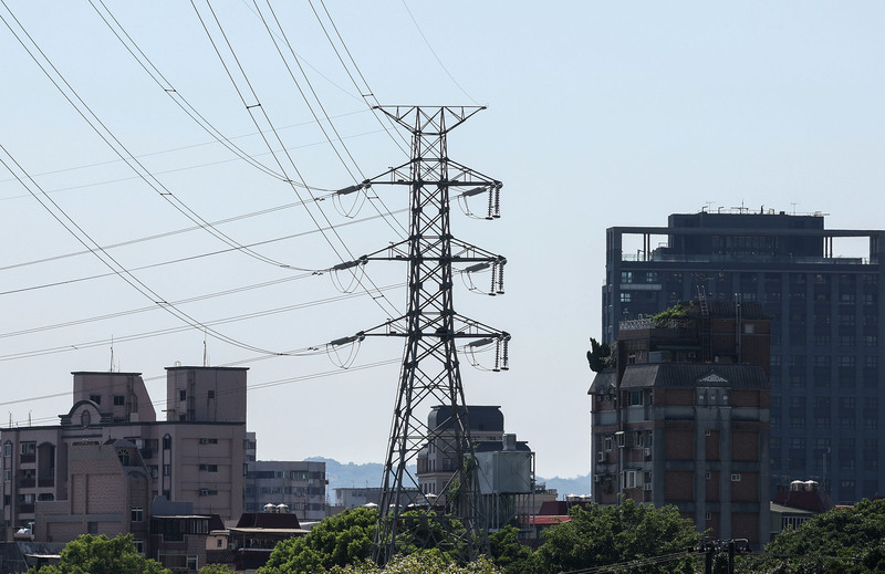 台電指今年用電尖峰為10年次高。圖為台北市士林區一座高壓電塔。 (圖：中央社檔案照)