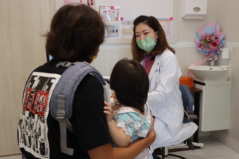 教育部建議嬰幼兒COVID-19疫苗接種加開夜間與假日場。圖為高雄市家長帶著滿6個月至5歲嬰幼兒進行COVID-19疫苗接種。（高雄市政府提供） (圖：中央社)