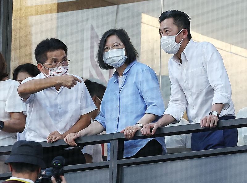 林智堅今天向總統詳細報告論文事件的來龍去脈，總統認為，應持續以證據為基礎，向各界進行說明。圖為蔡總統（中）22日在林智堅（右）陪同下，至新竹棒球場貴賓室觀看賽事。 (圖：中央社)