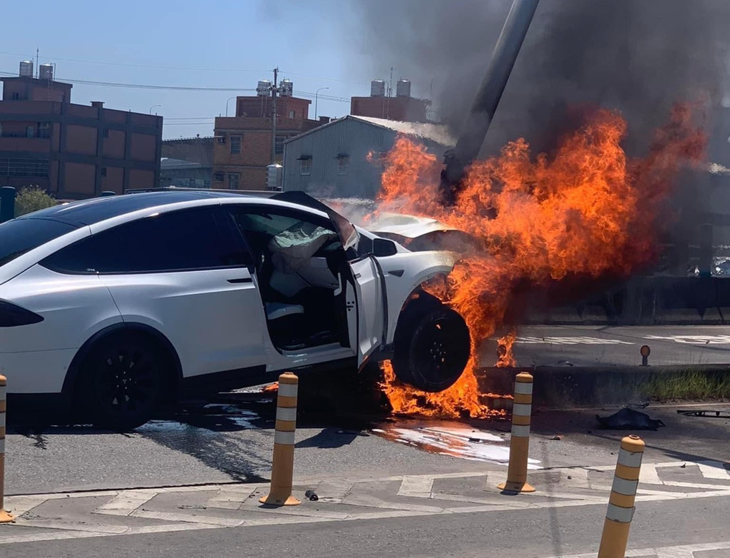 林志穎自撞火燒車畫面。(記者爆料網提供)