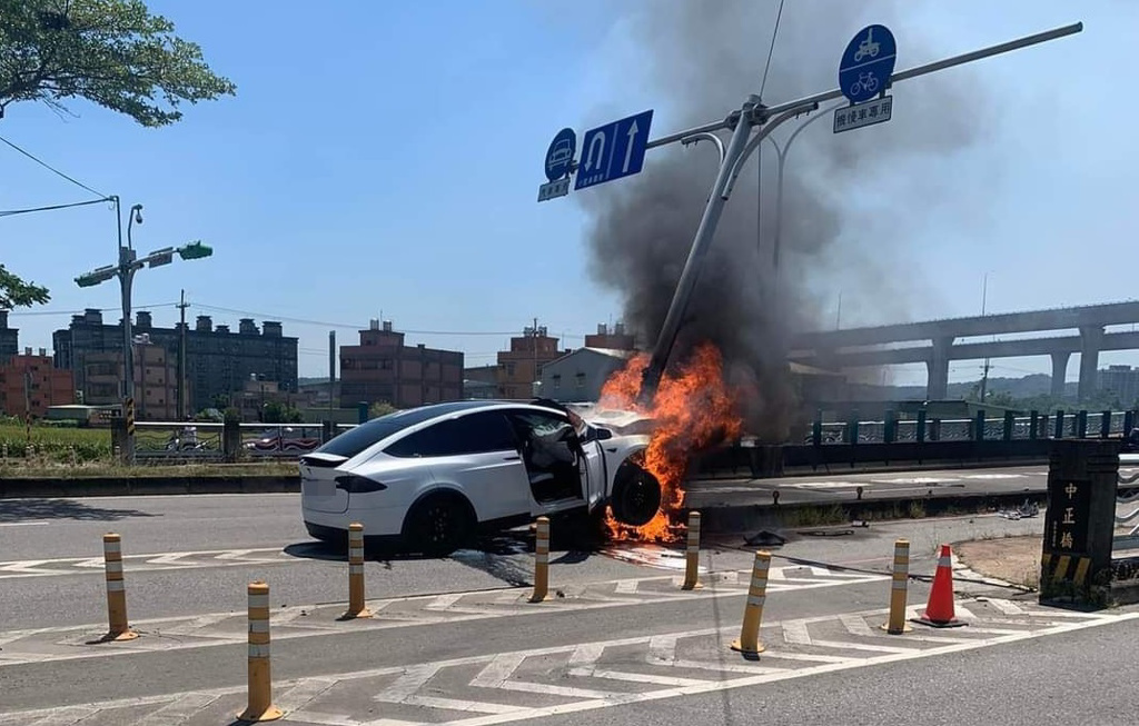 林志穎自撞火燒車現場畫面曝光 。（圖／記者爆料網)