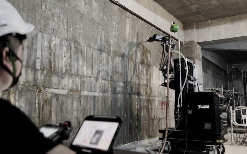 逢甲、陽明交通大學帶領機器人建造實驗室（ROSO），以遠端操作讓機器人獨立完成工地粉刷、水泥。(ROSO機器人建造實驗室提供) (圖：中央社)