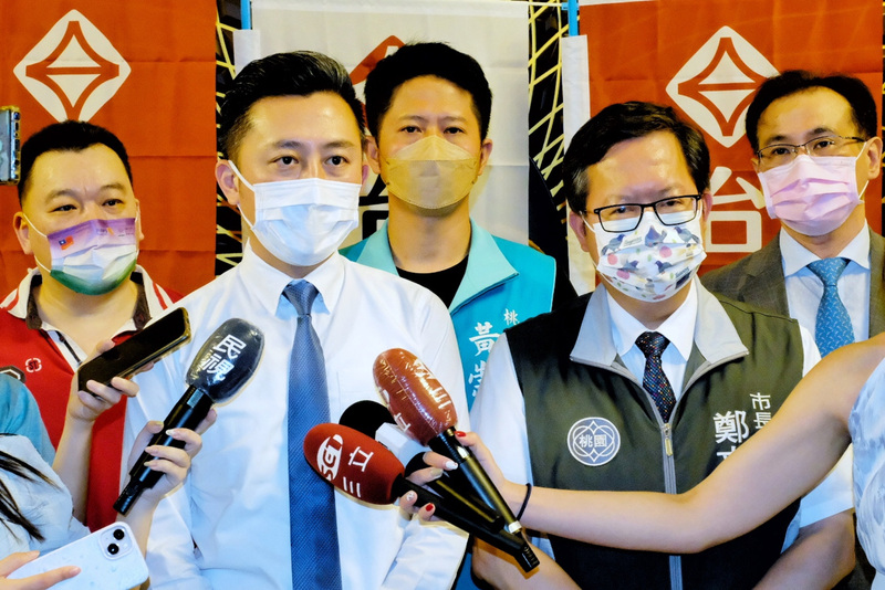 民進黨桃園市長參選人林智堅(前左)(圖：中央社)