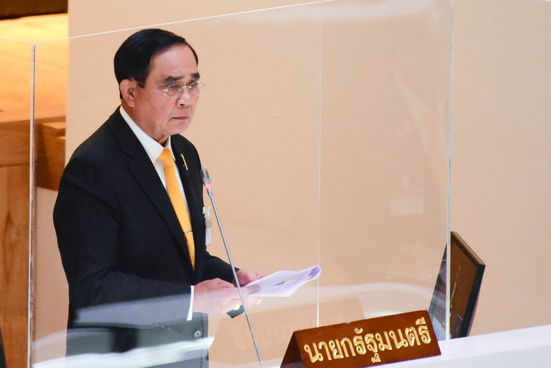 泰國總理帕拉育(Prayut Chan-o-cha)遭停職後，25日將出席國防部會議。圖為帕拉育參加國會辯論。(泰國總理府提供)(圖：中央社)