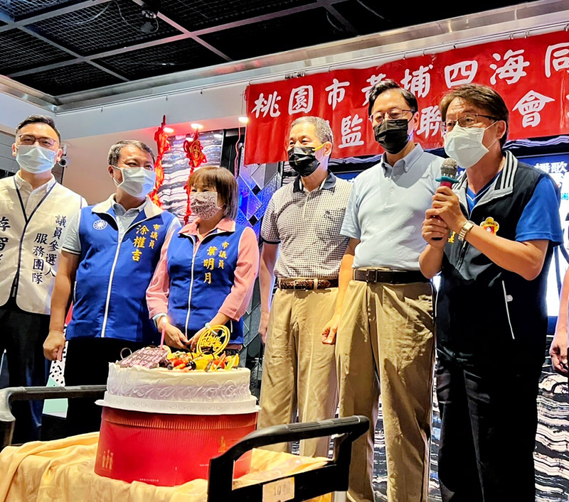 國民黨桃園市長參選人張善政（右2）23日晚間出席黃埔軍校四海同心會慶生活動，受訪時對於民進黨籍參選人林智堅論文風波表示，他還是那句話，「政治人物誠信比學問重要」，關鍵應該是林智堅出來講清楚比較好。 (圖：中央社)