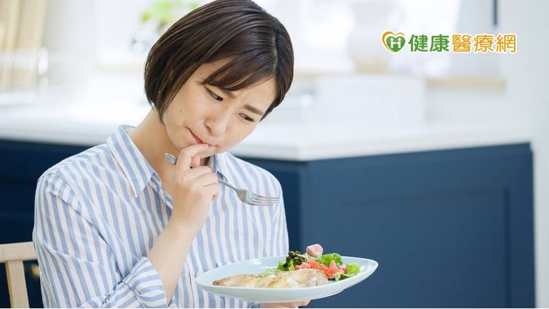 Omicron病毒株約有17%的患者出現嗅覺障礙，其中多半在3～4週後自行痊癒，但也有人在1年後仍持續症狀，如嗅味覺障礙包含嗅覺喪失、嗅覺減退，甚至是嗅覺倒錯。(圖：健康醫療網 提供)