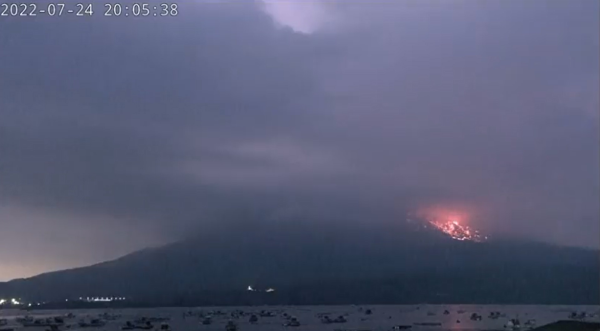 日本櫻島火山24日發生噴發事件。(圖擷自推特)