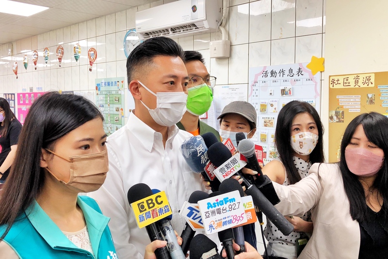 民進黨桃園市長參選人林智堅（左2）受訪。(資料照片/中央社)