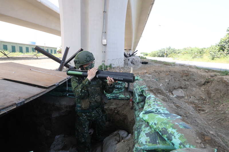 陸軍北測中心進訓部隊25日實彈射擊鑑測時，一枚66火箭彈在搬運過程中不明原因擊發，造成4名官兵輕傷。圖為官兵手持66火箭彈待命。(圖：中央社)