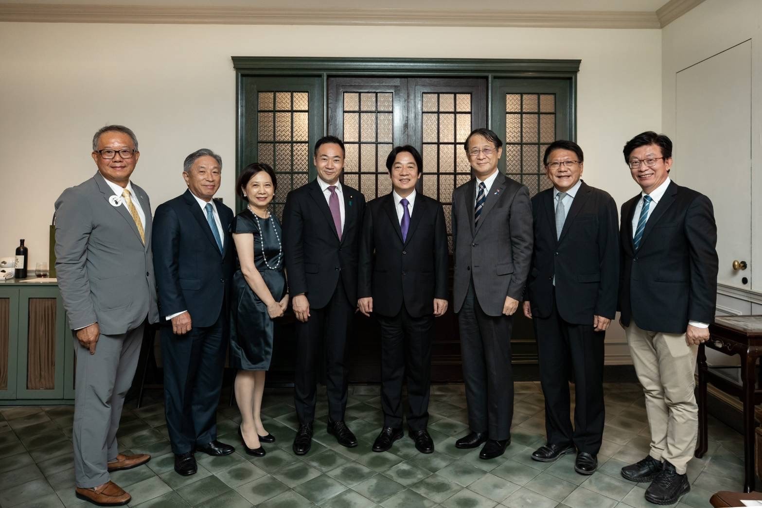 日本眾議員鈴木馨祐(左四)25日抵台訪問，副總統賴清德(右四)晚間表示，今天和屏東縣長潘孟安、民進黨立委郭國文、日本台灣交流協會駐台代表泉裕泰，一起歡迎鈴木馨祐來台。(圖:賴清德臉書)