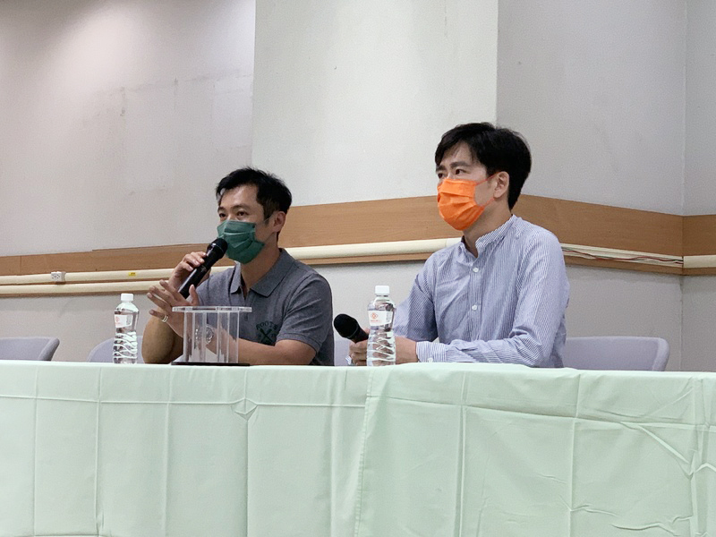 林志穎的弟弟林志鑫（右）表示，林志穎目前的身體狀況仍然無法完整拼湊意外發生的經過。(圖：中央社)