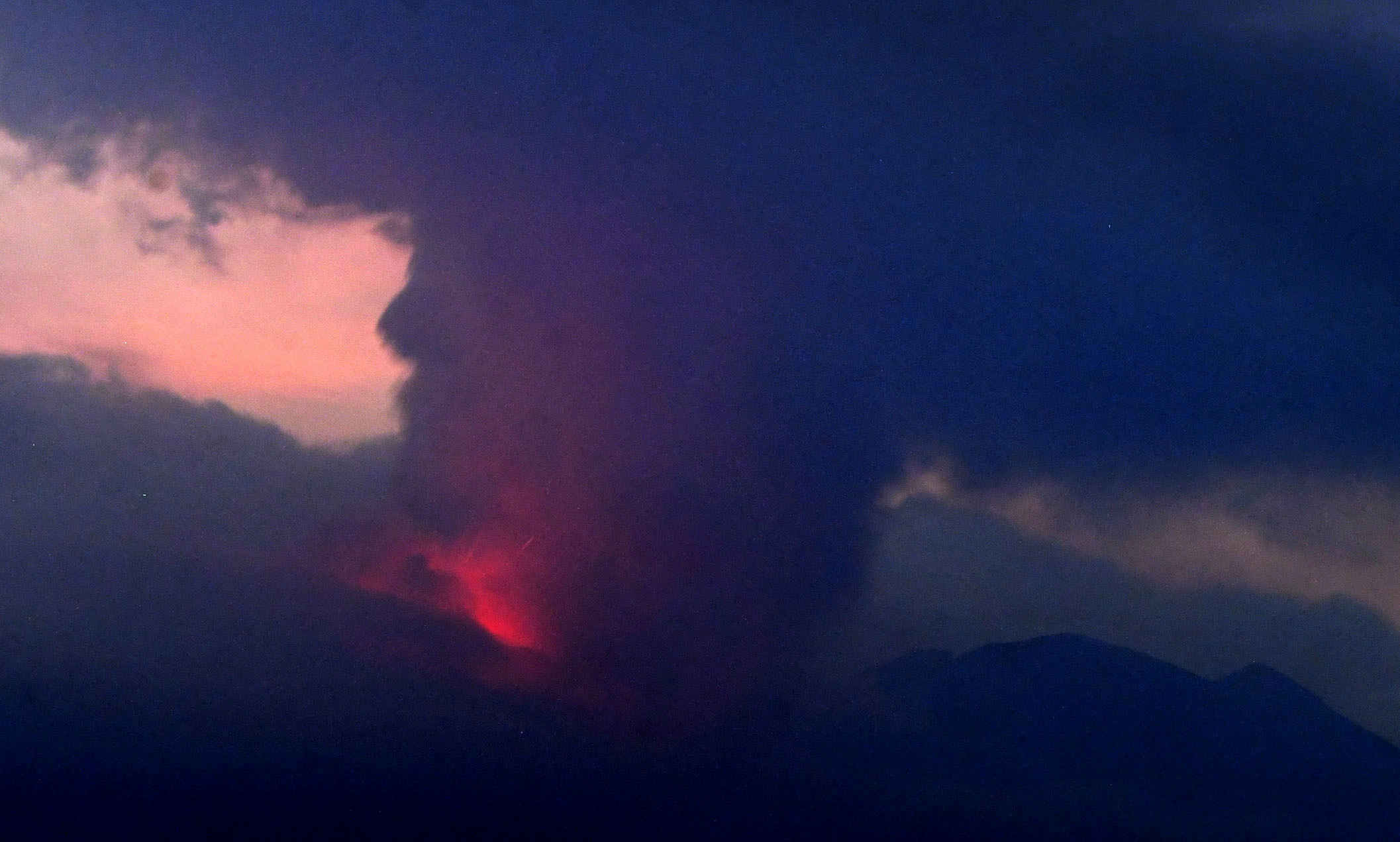 日本南部的櫻島(Sakurajima)火山24日噴發。(路透社/達志影像)