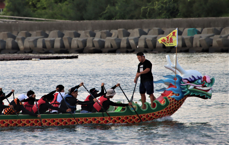 嘉義縣體育會水中運動委員會26日與民雄國中輕艇龍舟隊、蘭嶼黑潮勇士、彰化縣救難協會及嘉義縣太保救難協會合作，首次舉辦划龍舟到澎湖活動，宣傳10月將在嘉義縣舉辦的全民運動會。 (圖：中央社)