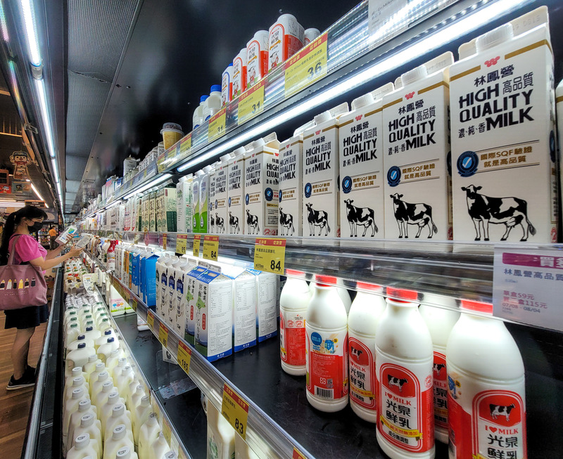 未來業者須取得國產鮮乳標章，其中文品名才可稱為「鮮乳」。(圖：中央社)