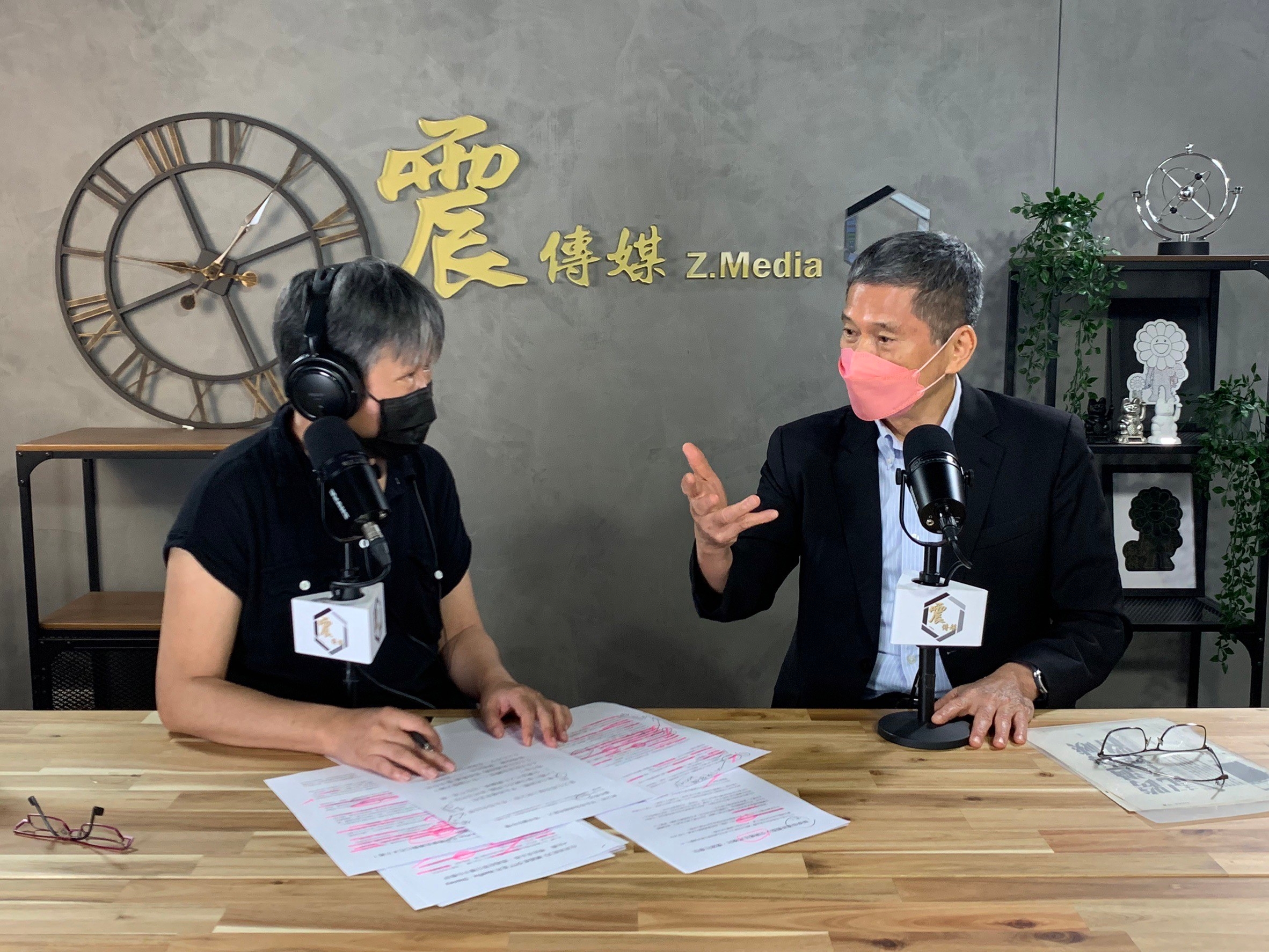 文化部長李永得(右)接受黃光芹(左)主持的「新聞不芹菜」網路節目專訪。(震傳媒提供)