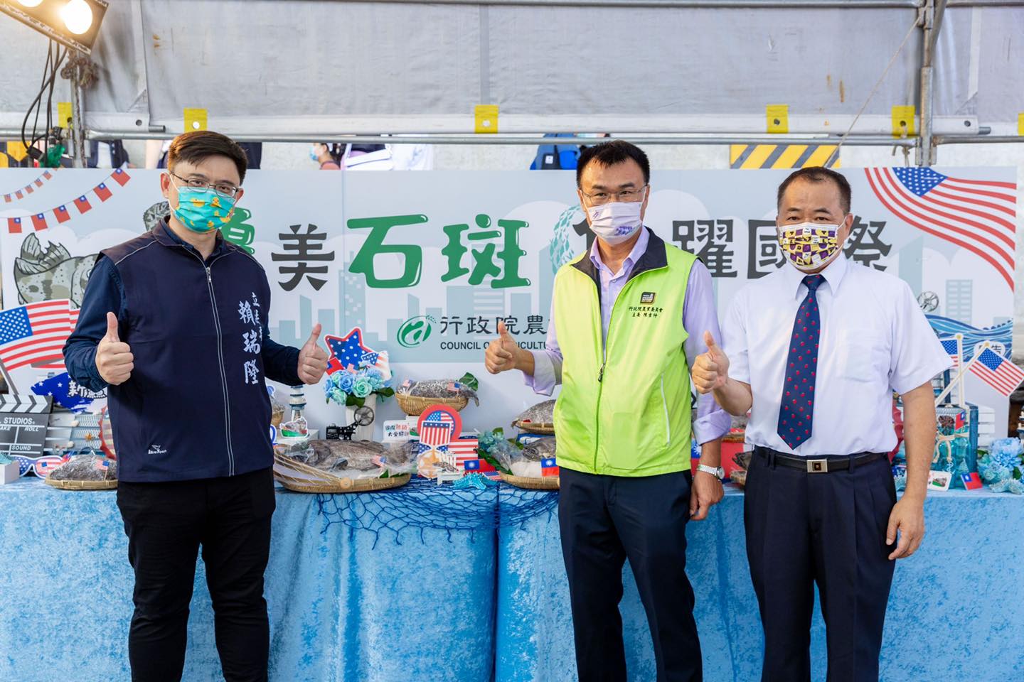 農委會26日在高雄和業者舉辦石斑魚外銷美國記者會，見證5公噸冷凍石斑魚封櫃銷往美國。(陳吉仲臉書)