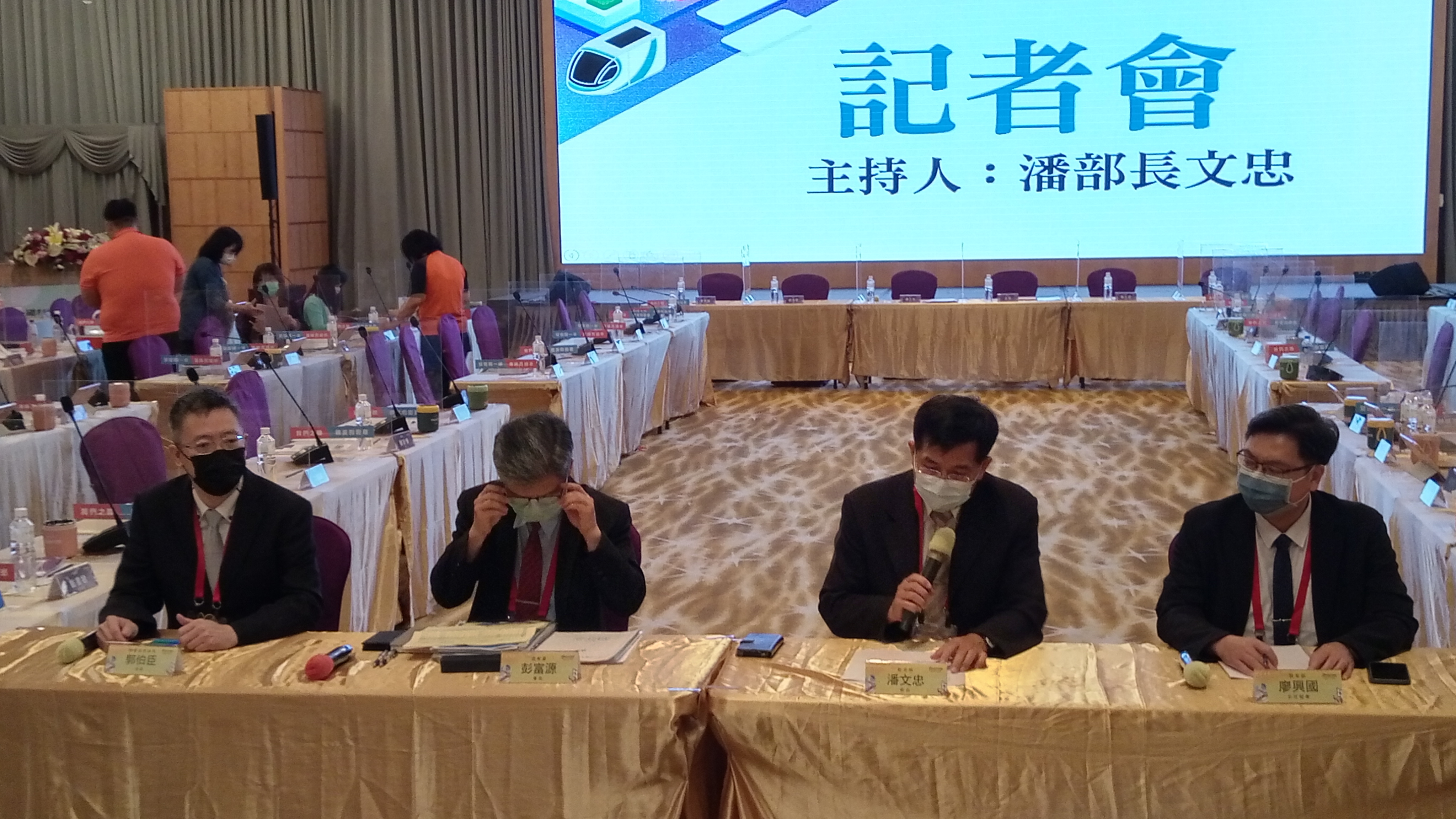 教育部長潘文忠(右二)主持全國教育局處長會議記者會，回應時事議題。(陳國維 攝)