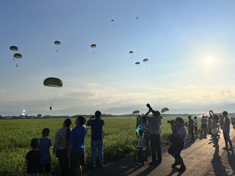國軍漢光38號演習「聯合空降作戰」27日在潮州跳傘場進行，大群傘兵成功著陸，場面震撼，吸引民眾駐足圍觀。 (圖：中央社)