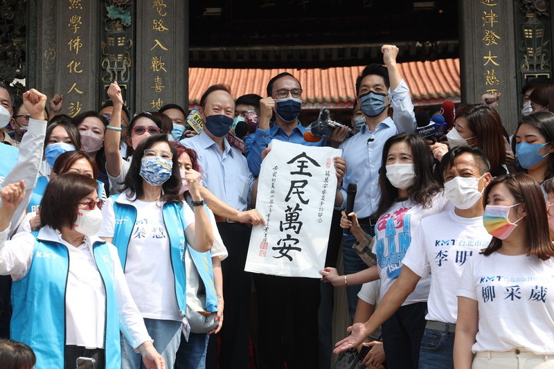 國民黨主席朱立倫（前中）、國民黨台北市長參選人蔣萬安（前右4）27日上午前往龍山寺參拜，共同造勢爭取民眾支持。 (圖：中央社)