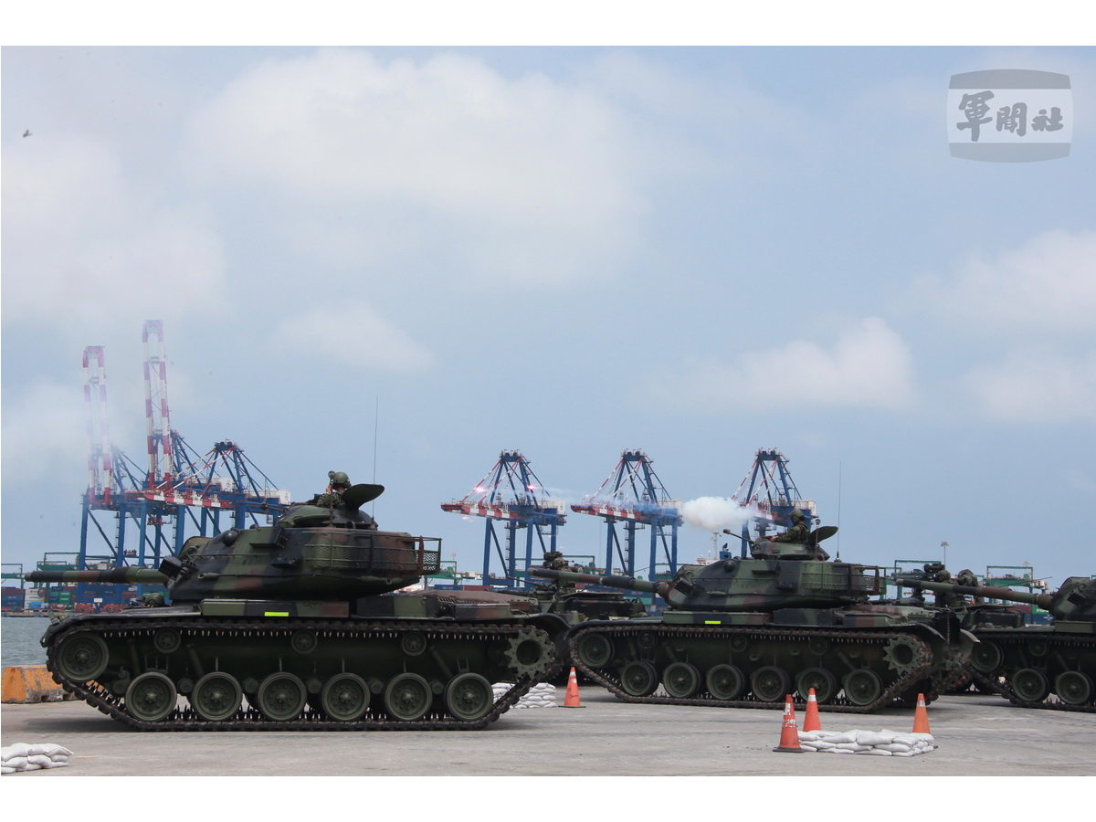 漢光38號實兵演習第三天，陸戰66旅所屬M60A3戰車奔馳在台北港內，對敵軍發起反擊 (軍聞社提供)