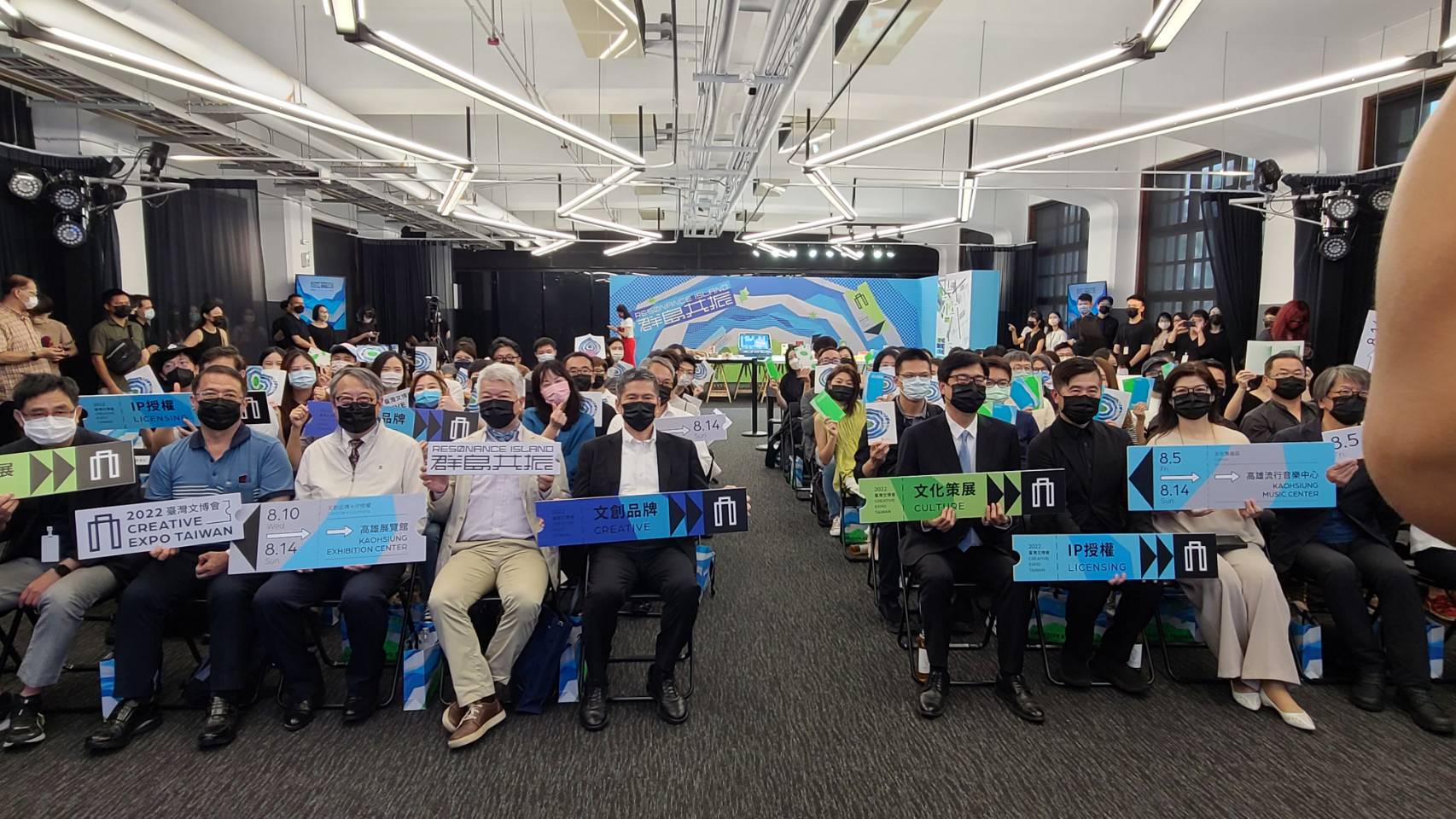 2022台灣文博會8月5日高雄盛大登場，27日舉辦展前記者會，邀請文化部長李永得(第一排中左一)、高雄市長陳其邁（第一排中右一）與各展區策展人一起宣傳造勢。(江昭倫 攝)